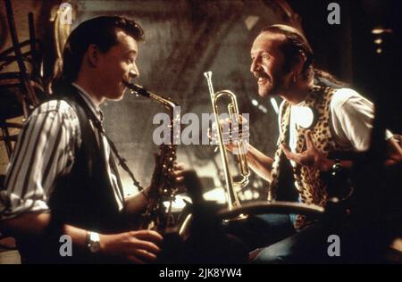 Felim Gormley & Johnny Murphy Film: The Commitments (IRL/UK/USA 1991) Charaktere: Dean Fay, Sax, Joey 'The Lips' Fagan, Trompete / Literaturverfilmung (nach dem Buch von Roddy Doyle) Regie: Alan Parker 14. August 1991 **WARNUNG** Dieses Foto ist nur für redaktionelle Verwendung bestimmt und unterliegt dem Copyright von 20. CENTURY FOX und/oder des Fotografen, die von der Film- oder Produktionsfirma beauftragt wurden.Es kann nur von Publikationen im Zusammenhang mit der Bewerbung des oben genannten Films reproduziert werden. Eine obligatorische Gutschrift an 20. CENTURY FOX ist erforderlich. Der Fotograf sollte auch bei Bekanntwerden des Fotos gutgeschrieben werden. Keine Kommercia Stockfoto