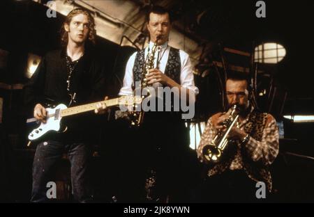 Glen Hansard, Felim Gormley & Johnny Murphy Film: The Commitments (IRL/UK/USA 1991) Charaktere: Outspan Foster, Guitar, Dean Fay, Sax, Joey 'The Lips' Fagan, Trompete / Literaturverfilmung (nach dem Buch von Roddy Doyle) Regie: Alan Parker 14. August 1991 **WARNUNG** Dieses Foto ist nur für redaktionelle Verwendung bestimmt und unterliegt dem Copyright von 20. CENTURY FOX und/oder des Fotografen, die von der Film- oder Produktionsfirma beauftragt wurden.Es kann nur von Publikationen im Zusammenhang mit der Bewerbung des oben genannten Films reproduziert werden. Eine obligatorische Gutschrift an 20. CENTURY FOX ist erforderlich. Der Fotograf sollte als Stockfoto