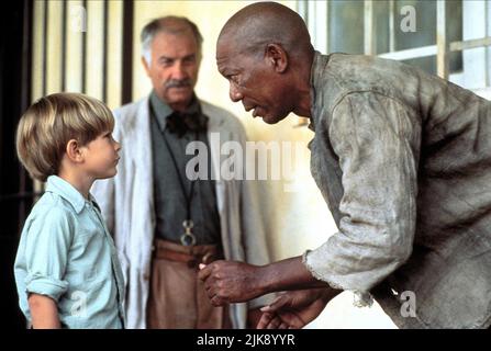 Guy Witcher, Armin Mueller-Stahl & Morgan Freeman Film: The Power of One (1990) Charaktere: PK Alter 7, Doc, Geel Piet Director: John G. Avildsen 27 March 1992 **WARNUNG** Dieses Foto ist nur für redaktionelle Zwecke bestimmt und unterliegt dem Copyright von CANAL und/oder dem von der Film- oder Produktionsfirma beauftragten Fotografen.Es kann nur durch Publikationen im Zusammenhang mit der Bewerbung des oben genannten Films reproduziert werden. Eine obligatorische Gutschrift für KANAL ist erforderlich. Der Fotograf sollte auch bei Bekanntwerden des Fotos gutgeschrieben werden. Ohne schriftliche Genehmigung der Film Company kann keine kommerzielle Nutzung gewährt werden. Stockfoto