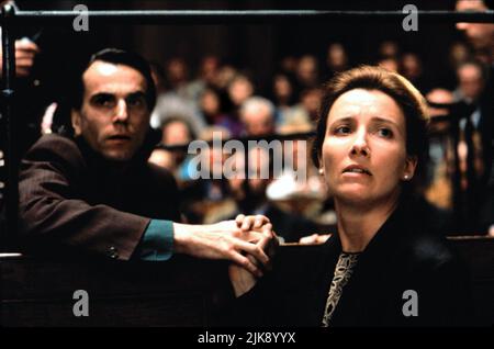 Daniel Day-Lewis & Emma Thompson Film: In The Name Of The Father (1994) Charaktere: Gerry Conlon, Gareth Peirce Regie: Jim Sheridan 12. September 1993 **WARNUNG** Dieses Foto ist nur für redaktionelle Zwecke bestimmt und unterliegt dem Copyright von UNIVERSAL und/oder des Fotografen, der von der Film- oder Produktionsfirma beauftragt wurde und darf nur von Publikationen im Zusammenhang mit der Bewerbung des oben genannten Films reproduziert werden. Eine obligatorische Gutschrift an UNIVERSAL ist erforderlich. Der Fotograf sollte auch bei Bekanntwerden des Fotos gutgeschrieben werden. Ohne schriftliche Genehmigung der Film Company kann keine kommerzielle Nutzung gewährt werden. Stockfoto