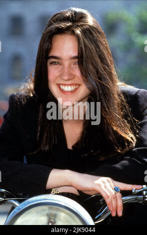 Jennifer Connelly Film: The Rocketeer (1991) Charaktere: Jenny Blake Regie: Joe Johnston 21 June 1991 **WARNUNG** Dieses Foto ist nur für redaktionelle Zwecke bestimmt und unterliegt dem Copyright von DISNEY und/oder dem Fotografen, der von der Film- oder Produktionsfirma beauftragt wurde, und kann nur von Publikationen im Zusammenhang mit der Bewerbung des oben genannten Films reproduziert werden. Eine obligatorische Gutschrift an DISNEY ist erforderlich. Der Fotograf sollte auch bei Bekanntwerden des Fotos gutgeschrieben werden. Ohne schriftliche Genehmigung der Film Company kann keine kommerzielle Nutzung gewährt werden. Stockfoto