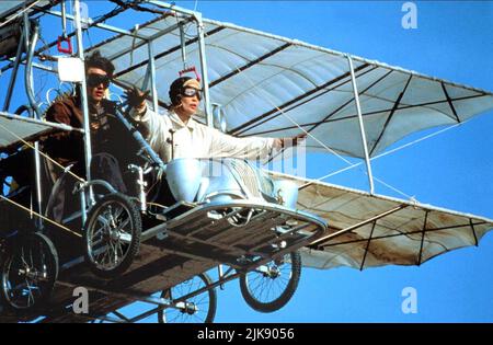 Johnny Depp & Faye Dunaway Film Arizona Dream (USA/FR 1992) Charaktere: Axel Blackmar, Elaine Stalker Regie: Emir Kusturica 26. Oktober 1992 **WARNUNG** dieses Foto ist nur für redaktionelle Zwecke bestimmt und urheberrechtlich geschützt von WARNER BROS. Und/oder dem von der Film- oder Produktionsgesellschaft beauftragten Fotografen und dürfen nur durch Veröffentlichungen in Verbindung mit der Werbung für den oben genannten Film reproduziert werden. Eine obligatorische Gutschrift an WARNER BROS. Ist erforderlich. Der Fotograf sollte ebenfalls angerechnet werden, wenn er bekannt ist. Ohne schriftliche Genehmigung der Film Company kann keine kommerzielle Nutzung gewährt werden. Stockfoto