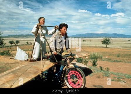 Faye Dunaway & Johnny Depp Film Arizona Dream (USA/FR 1992) Charaktere: Elaine Stalker, Axel Blackmar Regie: Emir Kusturica 26. Oktober 1992 **WARNUNG** dieses Foto ist nur für redaktionelle Zwecke bestimmt und urheberrechtlich geschützt von WARNER BROS. Und/oder dem von der Film- oder Produktionsgesellschaft beauftragten Fotografen und dürfen nur durch Veröffentlichungen in Verbindung mit der Werbung für den oben genannten Film reproduziert werden. Eine obligatorische Gutschrift an WARNER BROS. Ist erforderlich. Der Fotograf sollte ebenfalls angerechnet werden, wenn er bekannt ist. Ohne schriftliche Genehmigung der Film Company kann keine kommerzielle Nutzung gewährt werden. Stockfoto