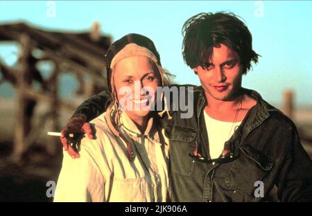 Faye Dunaway & Johnny Depp Film Arizona Dream (USA/FR 1992) Charaktere: Elaine Stalker, Axel Blackmar Regie: Emir Kusturica 26. Oktober 1992 **WARNUNG** dieses Foto ist nur für redaktionelle Zwecke bestimmt und urheberrechtlich geschützt von WARNER BROS. Und/oder dem von der Film- oder Produktionsgesellschaft beauftragten Fotografen und dürfen nur durch Veröffentlichungen in Verbindung mit der Werbung für den oben genannten Film reproduziert werden. Eine obligatorische Gutschrift an WARNER BROS. Ist erforderlich. Der Fotograf sollte ebenfalls angerechnet werden, wenn er bekannt ist. Ohne schriftliche Genehmigung der Film Company kann keine kommerzielle Nutzung gewährt werden. Stockfoto