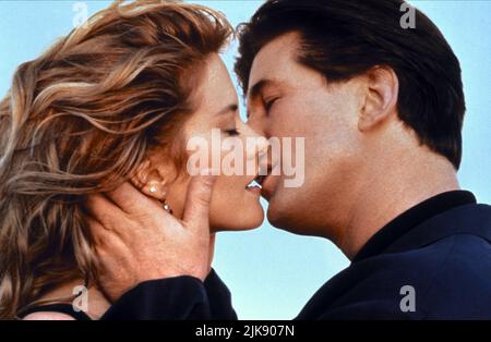 MEG Ryan & Alec Baldwin Film: Prelude to A Kiss (1990) Charaktere: Rita Boyle, Peter Hoskins Regie: Norman Rene 10 July 1992 **WARNUNG** Dieses Foto ist nur für den redaktionellen Gebrauch bestimmt und unterliegt dem Copyright von 20. CENTURY FOX und/oder des Fotografen, der von der Film- oder Produktionsfirma beauftragt wurde und darf nur durch Publikationen im Zusammenhang mit der Bewerbung des oben genannten Films reproduziert werden. Eine obligatorische Gutschrift an 20. CENTURY FOX ist erforderlich. Der Fotograf sollte auch bei Bekanntwerden des Fotos gutgeschrieben werden. Ohne schriftliche Genehmigung der Film Company kann keine kommerzielle Nutzung gewährt werden. Stockfoto