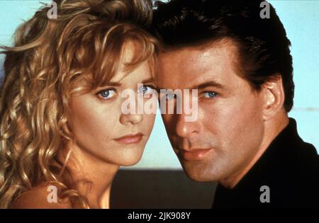 MEG Ryan & Alec Baldwin Film: Prelude to A Kiss (1992) Charaktere: Rita Boyle, Peter Hoskins Regie: Norman Rene 10 July 1992 **WARNUNG** Dieses Foto ist nur für den redaktionellen Gebrauch bestimmt und unterliegt dem Copyright von 20. CENTURY FOX und/oder des Fotografen, der von der Film- oder Produktionsfirma beauftragt wurde und darf nur durch Publikationen im Zusammenhang mit der Bewerbung des oben genannten Films reproduziert werden. Eine obligatorische Gutschrift an 20. CENTURY FOX ist erforderlich. Der Fotograf sollte auch bei Bekanntwerden des Fotos gutgeschrieben werden. Ohne schriftliche Genehmigung der Film Company kann keine kommerzielle Nutzung gewährt werden. Stockfoto