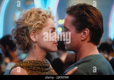 Sharon Stone & Michael Douglas Film: Basic Instinct (USA/FR 1992) Charaktere: Catherine Tramell, Detective Nick Curran Regie: Paul Verhoeven 20. März 1992 **WARNUNG** Dieses Foto ist nur für redaktionelle Zwecke bestimmt und unterliegt dem Copyright von CAROLCO BILDERN und/oder dem Fotografen, der von der Film- oder Produktionsfirma beauftragt wurde und darf nur von Publikationen im Zusammenhang mit der Bewerbung des oben genannten Films reproduziert werden. Eine obligatorische Gutschrift für CAROLCO-BILDER ist erforderlich. Der Fotograf sollte auch bei Bekanntwerden des Fotos gutgeschrieben werden. Ohne schriftliche Genehmigung der Film Com kann keine kommerzielle Nutzung gewährt werden Stockfoto
