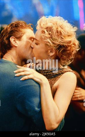 Michael Douglas & Sharon Stone Film: Basic Instinct (USA/FR 1992) Charaktere: Detective Nick Curran, Catherine Tramell Regie: Paul Verhoeven 20. März 1992 **WARNUNG** Dieses Foto ist nur für redaktionelle Zwecke bestimmt und unterliegt dem Copyright von CAROLCO BILDERN und/oder dem Fotografen, der von der Film- oder Produktionsfirma beauftragt wurde und darf nur von Publikationen im Zusammenhang mit der Bewerbung des oben genannten Films reproduziert werden. Eine obligatorische Gutschrift für CAROLCO-BILDER ist erforderlich. Der Fotograf sollte auch bei Bekanntwerden des Fotos gutgeschrieben werden. Ohne schriftliche Genehmigung der Film Com kann keine kommerzielle Nutzung gewährt werden Stockfoto