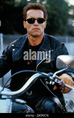 Arnold Schwarzenegger Film: Terminator 2: Judgeday (USA/FR 1991) Charaktere: Der Terminator Regie: James Cameron 01 July 1991 **WARNUNG** Dieses Foto ist nur für den redaktionellen Gebrauch bestimmt und unterliegt dem Copyright von TRISTAR-BILDERN und/oder dem Fotografen, der von der Film- oder Produktionsfirma beauftragt wurde und darf nur von Publikationen im Zusammenhang mit der Bewerbung des oben genannten Films reproduziert werden. Eine obligatorische Gutschrift für TRISTAR-BILDER ist erforderlich. Der Fotograf sollte auch bei Bekanntwerden des Fotos gutgeschrieben werden. Ohne schriftliche Genehmigung der Film Company kann keine kommerzielle Nutzung gewährt werden. Stockfoto