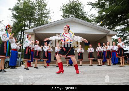 Pottsville, Usa. 31.. Juli 2022. Das ukrainische Volksensemble Kazka tritt am 31. Juli 2022 beim jährlichen Ukrainischen Seminar Day 88. in der Nähe von Pottsville, Pennsylvania, auf. (Foto von Paul Weaver/Sipa USA) Quelle: SIPA USA/Alamy Live News Stockfoto