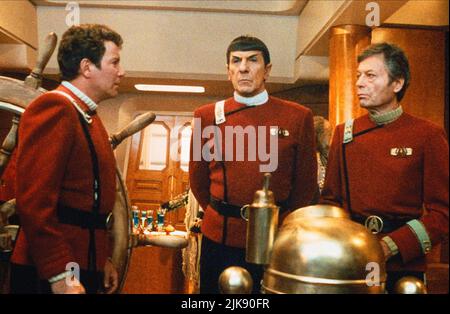 William Shatner, Leonard Nimoy & DeForest Kelley Film: Star Trek VI: The Undiscovered Country (USA 1989) Charaktere: Captain James T. Kirk, Captain Spock, Dr. Leonard 'Bones' McCoy Regie: Nichola Meyer 03 December 1991 **WARNUNG** Dieses Foto ist nur für redaktionelle Zwecke bestimmt und unterliegt dem Copyright von PARAMOUNT PICTURES und/oder des Fotografen, der von der Film- oder Produktionsfirma beauftragt wurde und darf nur durch Publikationen im Zusammenhang mit der Bewerbung des oben genannten Films reproduziert werden. Eine obligatorische Gutschrift für PARAMOUNT-BILDER ist erforderlich. Der Fotograf sollte auch bei Bekanntwerden des Fotos gutgeschrieben werden. Keine Kommunikation Stockfoto
