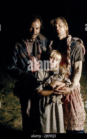 Joe Unger, Jennifer Banko & Viggo Mortensen Film: Leatherface: Texas Chainsaw Massacre III (USA 1990) Charaktere: Tinker Sawyer, Leatherface's Tochter, Eddie 'Tex' Sawyer / Texas Chainsaw Massacre 3 Regie: Jeff Burr 12 January 1990 **WARNUNG** Dieses Foto ist nur für den redaktionellen Gebrauch bestimmt und unterliegt dem Copyright von NEW LINE CINEMA und/oder des Fotografen, der von der Film- oder Produktionsfirma beauftragt wurde, und kann nur von Publikationen im Zusammenhang mit der Bewerbung des oben genannten Films reproduziert werden. Eine obligatorische Gutschrift für DAS NEUE LINE CINEMA ist erforderlich. Der Fotograf sollte auch bei Bekanntwerden des Fotos gutgeschrieben werden. Stockfoto