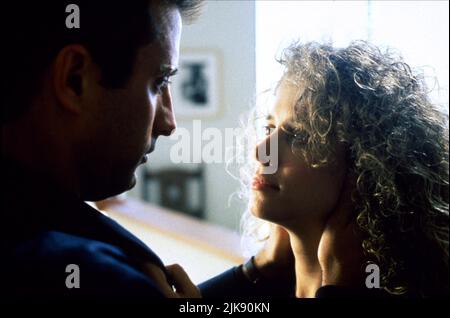 Andy Garcia & Nancy Travis Film: Innere Angelegenheiten (1990) Charaktere: Raymond Abilla, Kathleen Abilla Regie: Mike Figgis 12 January 1990 **WARNUNG** Dieses Foto ist nur für redaktionelle Zwecke bestimmt und unterliegt dem Copyright von PARAMOUNT und/oder des Fotografen, der von der Film- oder Produktionsfirma beauftragt wurde, und kann nur von Publikationen im Zusammenhang mit der Bewerbung des oben genannten Films reproduziert werden. Eine obligatorische Gutschrift an PARAMOUNT ist erforderlich. Der Fotograf sollte auch bei Bekanntwerden des Fotos gutgeschrieben werden. Ohne schriftliche Genehmigung der Film Company kann keine kommerzielle Nutzung gewährt werden. Stockfoto