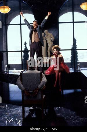 Bruce Willis, Richard E. Grant & Sandra Bernhard Film: Hudson Hawk (USA 1991) Charaktere: Hudson Hawk, Darwin Mayflower, Minerva Mayflower Regie: Michael Lehmann 24 May 1991 **WARNUNG** Dieses Foto ist nur für redaktionelle Zwecke bestimmt und unterliegt dem Copyright von COLUMBIA TRISTAR und/oder des Fotografen, der von der Film- oder Produktionsfirma beauftragt wurde und darf nur von Publikationen im Zusammenhang mit der Bewerbung des oben genannten Films reproduziert werden. Eine obligatorische Gutschrift an COLUMBIA TRISTAR ist erforderlich. Der Fotograf sollte auch bei Bekanntwerden des Fotos gutgeschrieben werden. Ohne schriftliche Genehmigung kann keine kommerzielle Nutzung gewährt werden Stockfoto