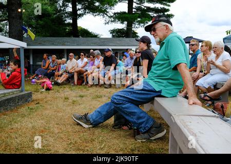 Pottsville, Usa. 31.. Juli 2022. Die Menschen beobachten, wie das ukrainische Folklorensemble Kazka am 31. Juli 2022 beim alljährlichen Ukraine Seminary Day 88. in der Nähe von Pottsville, Pennsylvania, auftritt. (Foto von Paul Weaver/Sipa USA) Quelle: SIPA USA/Alamy Live News Stockfoto