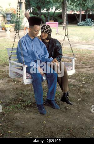 Christopher Reid & Tisha Campbell-Martin Film: House Party 2 (1991) Charaktere: Kid, Sidney Regie: George Jackson & Doug McHenry 23 October 1991 **WARNUNG** Dieses Foto ist nur für den redaktionellen Gebrauch bestimmt und unterliegt dem Copyright des NEW LINE CINEMA und/oder des Fotografen, der von der Film- oder Produktionsfirma beauftragt wurde, und kann nur durch Publikationen im Zusammenhang mit der Bewerbung des oben genannten Films reproduziert werden. Eine obligatorische Gutschrift für DAS NEUE LINE CINEMA ist erforderlich. Der Fotograf sollte auch bei Bekanntwerden des Fotos gutgeschrieben werden. Ohne schriftliche Genehmigung der Film Company kann keine kommerzielle Nutzung gewährt werden. Stockfoto