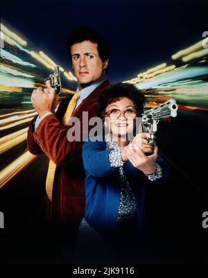 Sylvester Stallone & Estelle Getty Poster Film: Stop! Oder My Mom Will Shoot (1992) Charaktere: Sgt. Joe Bomowski, Tutti Bomowski Regie: Roger Spottiswoode 21 February 1992 **WARNUNG** Dieses Foto ist nur für den redaktionellen Gebrauch bestimmt und unterliegt dem Copyright von UNIVERSAL und/oder dem von der Film- oder Produktionsfirma beauftragten Fotografen.Es kann nur durch Publikationen im Zusammenhang mit der Bewerbung des oben genannten Films reproduziert werden. Eine obligatorische Gutschrift an UNIVERSAL ist erforderlich. Der Fotograf sollte auch bei Bekanntwerden des Fotos gutgeschrieben werden. Ohne schriftliche Genehmigung des Films C kann keine kommerzielle Nutzung gewährt werden Stockfoto