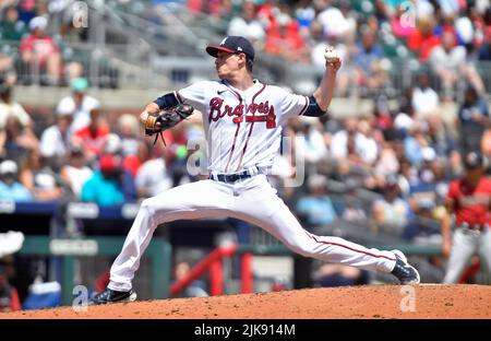 Atlanta, GA, USA. 31.. Juli 2022. Der Atlanta Braves Pitcher Max Fried liefert während des siebten Innings eines MLB-Spiels gegen die Arizona Diamondbacks im Truist Park in Atlanta, GA, einen Pitch aus. Austin McAfee/CSM/Alamy Live News Stockfoto