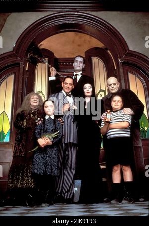 Carol Kane, Christina Ricci, Raul Julia, Carel Struycken, Anjelica Huston, Christopher Lloyd & Jimmy Workman Film: Addams Family Values (USA 1993) Charaktere: Oma, Wednesday Addams, Gomez Addams, Lurch, Morticia Addams, Onkel Fester Addams, Pugsley Addams Director: Barry Sonnenfeld 19. November 1993 **WARNUNG** Dieses Foto ist nur für redaktionelle Zwecke bestimmt und unterliegt dem Copyright von PARAMOUNT PICTURES und/oder des Fotografen, der von der Film- oder Produktionsfirma beauftragt wurde und darf nur von Publikationen im Zusammenhang mit der Bewerbung des oben genannten Films reproduziert werden. Eine obligatorische Gutschrift an PARAMOUNT P Stockfoto