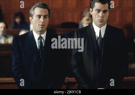 Robert de Niro & Ray Liotta Film Goodfellas (USA 1990) Charaktere: James 'Jimmy' Conway, Henry Hill Regie: Martin Scorsese 12. September 1990 **WARNUNG** dieses Foto ist nur für redaktionelle Zwecke bestimmt und ist urheberrechtlich geschützt von WARNER BROS. / BARRY WETCHER und/oder der Fotograf, der von der Film- oder Produktionsgesellschaft beauftragt wurde und nur durch Veröffentlichungen in Verbindung mit der Werbung für den oben genannten Film reproduziert werden kann. Eine obligatorische Gutschrift an WARNER BROS. / BARRY WETCHER ist erforderlich. Ohne schriftliche Genehmigung der Film Company kann keine kommerzielle Nutzung gewährt werden. Stockfoto