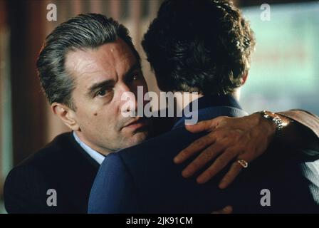 Robert de Niro Film Goodfellas (USA 1990) Charaktere: James 'Jimmy' Conway Regie: Martin Scorsese 12. September 1990 **WARNUNG** dieses Foto ist nur für redaktionelle Zwecke bestimmt und ist urheberrechtlich geschützt von WARNER BROS. / BARRY WETCHER und/oder der Fotograf, der von der Film- oder Produktionsgesellschaft beauftragt wurde und nur durch Veröffentlichungen in Verbindung mit der Werbung für den oben genannten Film reproduziert werden kann. Eine obligatorische Gutschrift an WARNER BROS. / BARRY WETCHER ist erforderlich. Ohne schriftliche Genehmigung der Film Company kann keine kommerzielle Nutzung gewährt werden. Stockfoto