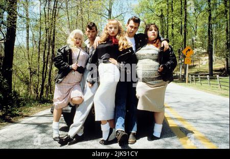 Traci Lords, Johnny Depp & Ricki Lake Film: Cry Baby (1990) Charaktere: Wanda Woodward, Wade 'Cry-Baby' Walker, Pepper Walker Regie: John Waters 06 April 1990 **WARNUNG** Dieses Foto ist nur für redaktionelle Verwendung bestimmt und unterliegt dem Copyright von UNIVERSAL und/oder dem Fotografen, der von der Film- oder Produktionsfirma beauftragt wurde und kann nur durch Publikationen im Zusammenhang mit der Bewerbung des oben genannten Films reproduziert werden. Eine obligatorische Gutschrift an UNIVERSAL ist erforderlich. Der Fotograf sollte auch bei Bekanntwerden des Fotos gutgeschrieben werden. Ohne schriftliche Genehmigung der Film Company kann keine kommerzielle Nutzung gewährt werden. Stockfoto