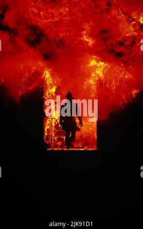 Film Poster Film: Backdraft (1991) Regie: Ron Howard 24 May 1991 **WARNUNG** Dieses Foto ist nur für redaktionelle Zwecke bestimmt und unterliegt dem Copyright von UNIVERSAL und/oder dem Fotografen, der von der Film- oder Produktionsfirma beauftragt wurde und darf nur von Publikationen im Zusammenhang mit der Bewerbung des oben genannten Films reproduziert werden. Eine obligatorische Gutschrift an UNIVERSAL ist erforderlich. Der Fotograf sollte auch bei Bekanntwerden des Fotos gutgeschrieben werden. Ohne schriftliche Genehmigung der Film Company kann keine kommerzielle Nutzung gewährt werden. Stockfoto