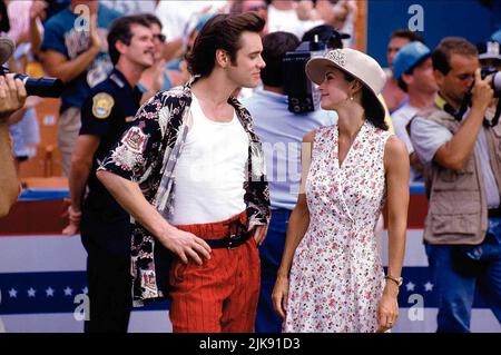 Jim Carrey & Courteney Cox Film: ACE Ventura: PET Detective (USA 1994) Charaktere: ACE Ventura, Melissa Robinson Regie: Tom Shadyac 04 February 1994 **WARNUNG** Dieses Foto ist nur für den redaktionellen Gebrauch bestimmt und unterliegt dem Copyright von MORGAN CREEK ENTERTAINMENT und/oder des Fotografen, der von der Film- oder Produktionsfirma beauftragt wurde, und kann nur von Publikationen im Zusammenhang mit der Bewerbung des oben genannten Films reproduziert werden. Eine obligatorische Gutschrift für UNTERHALTUNG VON MORGAN CREEK ist erforderlich. Der Fotograf sollte auch bei Bekanntwerden des Fotos gutgeschrieben werden. Ohne schriftliche Genehmigung kann keine kommerzielle Nutzung gewährt werden Stockfoto