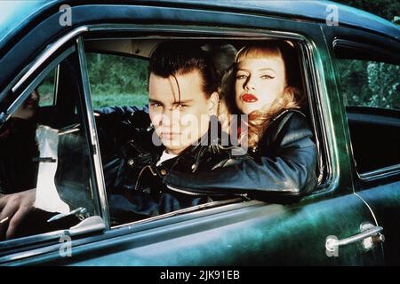 Johnny Depp & Traci Lords Film: Cry Baby (1990) Charaktere: Wade 'Cry-Baby' Walker, Wanda Woodward Regie: John Waters 06 April 1990 **WARNUNG** Dieses Foto ist nur für redaktionelle Verwendung bestimmt und unterliegt dem Copyright von UNIVERSAL und/oder dem Fotografen, der von der Film- oder Produktionsfirma beauftragt wurde und kann nur durch Publikationen im Zusammenhang mit der Bewerbung des oben genannten Films reproduziert werden. Eine obligatorische Gutschrift an UNIVERSAL ist erforderlich. Der Fotograf sollte auch bei Bekanntwerden des Fotos gutgeschrieben werden. Ohne schriftliche Genehmigung der Film Company kann keine kommerzielle Nutzung gewährt werden. Stockfoto