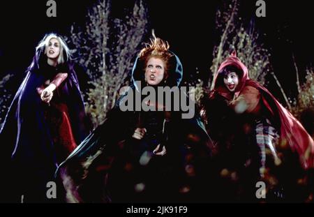 Sarah Jessica Parker, Bette Midler & Kathy Najimy Film: Hocus Pocus (1993) Charaktere: Sarah Sanderson, Winifred 'Winnie' Sanderson, Mary Sanderson Regie: Kenny Ortega 16 July 1993 **WARNUNG** Dieses Foto ist nur für den redaktionellen Gebrauch bestimmt und unterliegt dem Copyright von DISNEY und/oder dem Fotografen, der von der Film- oder Produktionsfirma beauftragt wurde, und kann nur von Publikationen im Zusammenhang mit der Bewerbung des oben genannten Films reproduziert werden. Eine obligatorische Gutschrift an DISNEY ist erforderlich. Der Fotograf sollte auch bei Bekanntwerden des Fotos gutgeschrieben werden. Eine kommerzielle Nutzung kann ohne schriftliche Genehmigung des FI nicht gewährt werden Stockfoto