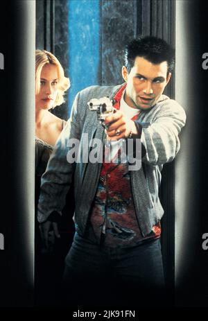Patricia Arquette & Christian Slater Film True Romance (USA/FR 1993) Charaktere: Alabama Whitman, Clarence Worley Regie: Tony Scott 10. September 1993 **WARNUNG** dieses Foto ist nur für redaktionelle Zwecke bestimmt und urheberrechtlich geschützt von WARNER BROS. Und/oder dem von der Film- oder Produktionsgesellschaft beauftragten Fotografen und dürfen nur durch Veröffentlichungen in Verbindung mit der Werbung für den oben genannten Film reproduziert werden. Eine obligatorische Gutschrift an WARNER BROS. Ist erforderlich. Der Fotograf sollte ebenfalls angerechnet werden, wenn er bekannt ist. Ohne schriftliche Genehmigung der Film Company kann keine kommerzielle Nutzung gewährt werden. Stockfoto