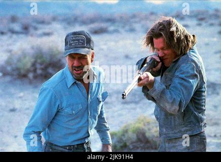 Fred ward & Kevin Bacon Film: Tremors (USA 1990) Charaktere: Earl Bassett, Valentine McKee / Titel auch: 'Im Land der Raketen-Würmer' Regie: Ron Underwood 19 January 1990 **WARNUNG** Dieses Foto ist nur für den redaktionellen Gebrauch bestimmt und unterliegt dem Copyright von UNIVERSAL-BILDERN und/oder dem Fotografen, der von der Film- oder Produktionsfirma beauftragt wurde und darf nur von Publikationen im Zusammenhang mit der Bewerbung des oben genannten Films reproduziert werden. Eine obligatorische Gutschrift für UNIVERSELLE BILDER ist erforderlich. Der Fotograf sollte auch bei Bekanntwerden des Fotos gutgeschrieben werden. Ohne schriftliche Genehmigung kann keine kommerzielle Nutzung gewährt werden Stockfoto