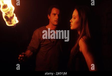 Elias Koteas & Angelina Jolie Film: Cyborg 2 (1993) Charaktere: Colson 'Colt' Ricks, Casella 'Cash' Reese Regie: Michael Schroeder 24. November 1993 **WARNUNG** Dieses Foto ist nur für redaktionelle Zwecke bestimmt und unterliegt dem Copyright von TRIMARK-BILDERN und/oder dem Fotografen, der von der Film- oder Produktionsfirma beauftragt wurde und darf nur durch Publikationen im Zusammenhang mit der Bewerbung des oben genannten Films reproduziert werden. Eine obligatorische Gutschrift für TRIMARK-BILDER ist erforderlich. Der Fotograf sollte auch bei Bekanntwerden des Fotos gutgeschrieben werden. Ohne schriftliche Genehmigung der Film Company kann keine kommerzielle Nutzung gewährt werden. Stockfoto
