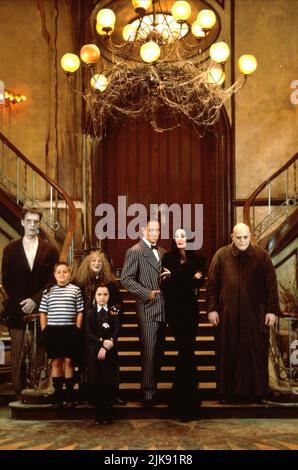 Judith Malina, Christina Ricci, Raul Julia, Carel Struycken, Anjelica Huston, Christopher Lloyd & Jimmy Workman Film: The Addams Family (1991) Regie: Barry Sonnenfeld 22. November 1991 **WARNUNG** Dieses Foto ist nur für redaktionelle Zwecke bestimmt und unterliegt dem Copyright von PARAMOUNT und/oder des Fotografen, der von der Film- oder Produktionsfirma beauftragt wurde und darf nur von Publikationen im Zusammenhang mit der Bewerbung des oben genannten Films reproduziert werden. Eine obligatorische Gutschrift an PARAMOUNT ist erforderlich. Der Fotograf sollte auch bei Bekanntwerden des Fotos gutgeschrieben werden. Eine kommerzielle Nutzung kann ohne schriftliche Genehmigung nicht gewährt werden Stockfoto