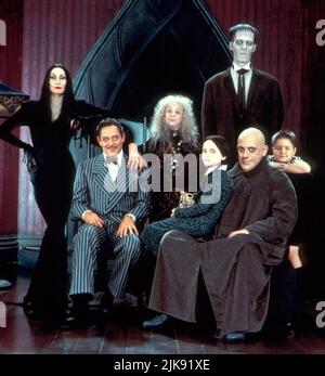 Judith Malina, Christina Ricci, Raul Julia, Carel Struycken, Anjelica Huston, Christopher Lloyd & Jimmy Workman Film: The Addams Family (1990) Charaktere: Oma, Wednesday Addams, Gomez Addams, Lurch, Morticia Addams, Onkel Fester, Pugsley Addams Regie: Barry Sonnenfeld 22. November 1991 **WARNUNG** Dieses Foto ist nur für redaktionelle Verwendung bestimmt und unterliegt dem Copyright von PARAMOUNT und/oder des Fotografen, der von der Film- oder Produktionsfirma beauftragt wurde.Es kann nur von Publikationen im Zusammenhang mit der Bewerbung des oben genannten Films reproduziert werden. Eine obligatorische Gutschrift an PARAMOUNT ist erforderlich. The Phot Stockfoto