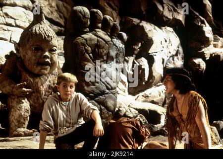 Jonathan Brandis & Kenny Morrison Film: The Neverending Story II: The Next Chapter (USA/DE 1990) Charaktere: Atreyu, Bastian Bux Regie: George Miller 25 October 1990 **WARNUNG** Dieses Foto ist nur für redaktionelle Zwecke bestimmt und unterliegt dem Copyright von WARNER BROS. Und/oder des Fotografen, der von der Film- oder Produktionsfirma beauftragt wurde und nur durch Publikationen im Zusammenhang mit der Bewerbung des oben genannten Films reproduziert werden kann. Eine obligatorische Gutschrift an WARNER BROS. Ist erforderlich. Der Fotograf sollte auch bei Bekanntwerden des Fotos gutgeschrieben werden. Ohne schriftliche Genehmigung des Films kann keine kommerzielle Nutzung gewährt werden Stockfoto