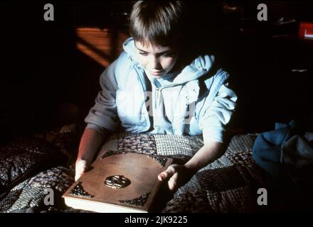 Jonathan Brandis Film The Neverending Story II: The Next Chapter (USA/DE 1990) Charaktere: Bastian Bux Regie: George Miller 25. Oktober 1990 **WARNUNG** dieses Foto ist nur für redaktionelle Zwecke bestimmt und ist urheberrechtlich geschützt von WARNER BROS. Und/oder dem von der Film- oder Produktionsgesellschaft beauftragten Fotografen und dürfen nur durch Veröffentlichungen in Verbindung mit der Werbung für den oben genannten Film reproduziert werden. Eine obligatorische Gutschrift an WARNER BROS. Ist erforderlich. Der Fotograf sollte ebenfalls angerechnet werden, wenn er bekannt ist. Ohne schriftliche Genehmigung der Film Company kann keine kommerzielle Nutzung gewährt werden. Stockfoto