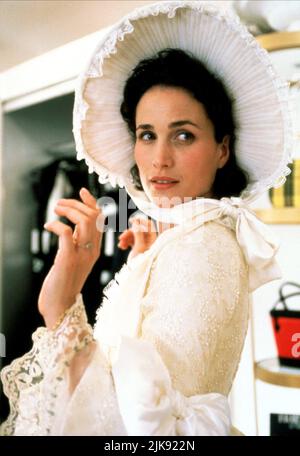 Andie MacDowell Film: Four Weddings and A Funeral (UK 1994) Charaktere: Carrie Regie: Mike Newell 20 January 1994 **WARNUNG** Dieses Foto ist nur für den redaktionellen Gebrauch bestimmt und unterliegt dem Copyright für VON der Film- oder Produktionsfirma beauftragte FILME UND/oder den Fotografen und kann nur von Publikationen im Zusammenhang mit der Bewerbung des oben genannten Films reproduziert werden. Eine obligatorische Gutschrift für DIE BEARBEITUNG VON TITELFILMEN ist erforderlich. Der Fotograf sollte auch bei Bekanntwerden des Fotos gutgeschrieben werden. Ohne schriftliche Genehmigung der Film Company kann keine kommerzielle Nutzung gewährt werden. Stockfoto