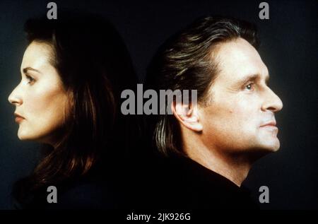 Demi Moore & Michael Douglas Film: Disclosure (USA 1994) Charaktere: Meredith Johnson, Tom Sanders Regie: Barry Levinson 28 November 1994 **WARNUNG** Dieses Foto ist nur für redaktionelle Zwecke bestimmt und unterliegt dem Copyright von WARNER BROS. Und/oder des Fotografen, der von der Film- oder Produktionsfirma beauftragt wurde und nur durch Publikationen im Zusammenhang mit der Bewerbung des oben genannten Films reproduziert werden kann. Eine obligatorische Gutschrift an WARNER BROS. Ist erforderlich. Der Fotograf sollte auch bei Bekanntwerden des Fotos gutgeschrieben werden. Ohne schriftliche Genehmigung der Film Company kann keine kommerzielle Nutzung gewährt werden. Stockfoto