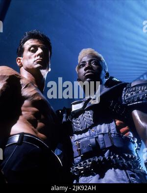 Sylvester Stallone & Wesley Snipes Film: Demolition Man (1993) Charaktere: John Spartan, Simon Phoenix Regie: Marco Brambilla 07. Oktober 1993 **WARNUNG** Dieses Foto ist nur für redaktionelle Zwecke bestimmt und unterliegt dem Copyright von WARNER BROS und/oder des Fotografen, der von der Film- oder Produktionsfirma beauftragt wurde, und kann nur von Publikationen im Zusammenhang mit der Bewerbung des oben genannten Films reproduziert werden. Eine obligatorische Gutschrift an WARNER BROS ist erforderlich. Der Fotograf sollte auch bei Bekanntwerden des Fotos gutgeschrieben werden. Ohne schriftliche Genehmigung der Film Company kann keine kommerzielle Nutzung gewährt werden. Stockfoto