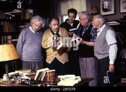 Walter Matthau, Gene Saks, Tim Robbins & Joseph Maher Film: I.Q. (USA 1994) Charaktere: Albert Einstein, Boris Podolsky, Ed Walters, Nathan Liebknecht Regie: Fred Schepisi 25 December 1994 **WARNUNG** Dieses Foto ist nur für redaktionelle Zwecke bestimmt und unterliegt dem Copyright von PARAMOUNT und/oder des Fotografen, der von der Film- oder Produktionsfirma beauftragt wurde und darf nur von Publikationen im Zusammenhang mit der Bewerbung des oben genannten Films reproduziert werden. Eine obligatorische Gutschrift an PARAMOUNT ist erforderlich. Der Fotograf sollte auch bei Bekanntwerden des Fotos gutgeschrieben werden. Ohne schriftliche Genehmigung kann keine kommerzielle Nutzung gewährt werden Stockfoto