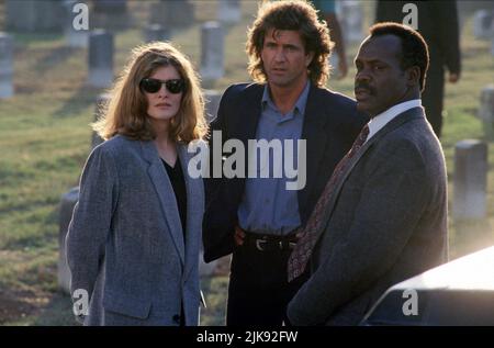 Rene Russo, Mel Gibson & Danny Glover Film: Lethal Weapon 3 (USA 1992) Charaktere: Lorna Cole, Martin Riggs, Roger Murtaugh / Titel auch: 'Lethal Weapon 3: Die Profis sind Zurück' Regie: Richard Donner 11 May 1992 **WARNUNG** Dieses Foto ist nur für redaktionelle Zwecke bestimmt und unterliegt dem Copyright von WARNER BROS. Und/oder des Fotografen, der von der Film- oder Produktionsfirma beauftragt wurde und nur durch Publikationen im Zusammenhang mit der Bewerbung des oben genannten Films reproduziert werden kann. Eine obligatorische Gutschrift an WARNER BROS. Ist erforderlich. Der Fotograf sollte auch bei Bekanntwerden des Fotos gutgeschrieben werden. Eine kommerzielle Nutzung ist nicht möglich Stockfoto