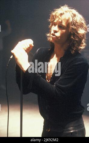 Val Kilmer Film: The Doors (USA 1991) Charaktere: Jim Morrison Regie: Oliver Stone 23 February 1991 **WARNUNG** Dieses Foto ist nur für redaktionelle Verwendung bestimmt und unterliegt dem Copyright von TRISTAR-BILDERN und/oder dem Fotografen, der von der Film- oder Produktionsfirma beauftragt wurde und darf nur von Publikationen im Zusammenhang mit der Bewerbung des oben genannten Films reproduziert werden. Eine obligatorische Gutschrift für TRISTAR-BILDER ist erforderlich. Der Fotograf sollte auch bei Bekanntwerden des Fotos gutgeschrieben werden. Ohne schriftliche Genehmigung der Film Company kann keine kommerzielle Nutzung gewährt werden. Stockfoto