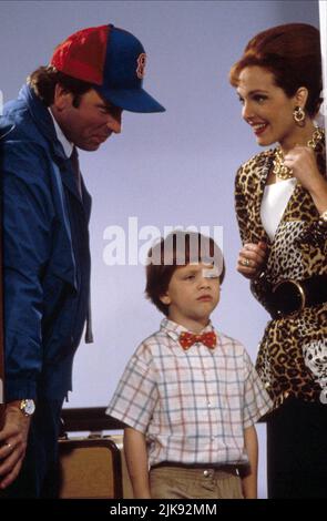 John Ritter, Amy Yasbeck & Michael Oliver Film: Problem Child (1990) Charaktere: Ben, Flo, Junior Regie: Dennis Dugan 27 July 1990 **WARNUNG** Dieses Foto ist nur für den redaktionellen Gebrauch bestimmt und unterliegt dem Copyright von UNIVERSAL-BILDERN und/oder dem Fotografen, der von der Film- oder Produktionsfirma beauftragt wurde und darf nur von Publikationen im Zusammenhang mit der Bewerbung des oben genannten Films reproduziert werden. Eine obligatorische Gutschrift für UNIVERSELLE BILDER ist erforderlich. Der Fotograf sollte auch bei Bekanntwerden des Fotos gutgeschrieben werden. Ohne schriftliche Genehmigung der Film Company kann keine kommerzielle Nutzung gewährt werden. Stockfoto