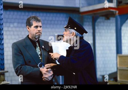 Ron Perlman & G.W. Bailey Film: Police Academy: Mission to Moscow; Police Academy 7 (USA 1994) Charaktere: Konstantine Konali, Capt. Thaddeus Harris Regie: Alan Metter 10 June 1994 **WARNUNG** Dieses Foto ist nur für redaktionelle Zwecke bestimmt und unterliegt dem Copyright von WARNER BROS. Und/oder des Fotografen, der von der Film- oder Produktionsfirma beauftragt wurde und nur durch Publikationen im Zusammenhang mit der Bewerbung des oben genannten Films reproduziert werden kann. Eine obligatorische Gutschrift an WARNER BROS. Ist erforderlich. Der Fotograf sollte auch bei Bekanntwerden des Fotos gutgeschrieben werden. Ohne schriftliche Genehmigung kann keine kommerzielle Nutzung gewährt werden Stockfoto