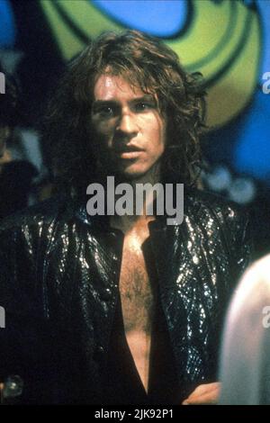 Val Kilmer Film: The Doors (USA 1991) Charaktere: Jim Morrison Regie: Oliver Stone 23 February 1991 **WARNUNG** Dieses Foto ist nur für redaktionelle Verwendung bestimmt und unterliegt dem Copyright von TRISTAR-BILDERN und/oder dem Fotografen, der von der Film- oder Produktionsfirma beauftragt wurde und darf nur von Publikationen im Zusammenhang mit der Bewerbung des oben genannten Films reproduziert werden. Eine obligatorische Gutschrift für TRISTAR-BILDER ist erforderlich. Der Fotograf sollte auch bei Bekanntwerden des Fotos gutgeschrieben werden. Ohne schriftliche Genehmigung der Film Company kann keine kommerzielle Nutzung gewährt werden. Stockfoto