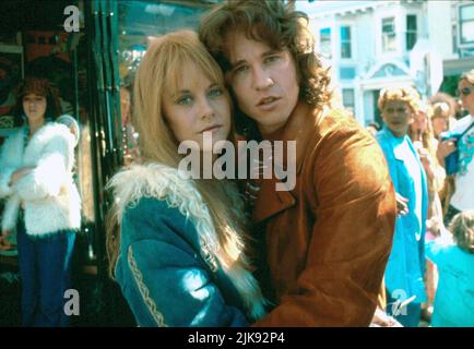 MEG Ryan & Val Kilmer Film: The Doors (USA 1991) Charaktere: Pamela Courson, Jim Morrison Regie: Oliver Stone 23 February 1991 **WARNUNG** Dieses Foto ist nur für redaktionelle Verwendung bestimmt und unterliegt dem Copyright von TRISTAR-BILDERN und/oder dem Fotografen, der von der Film- oder Produktionsfirma beauftragt wurde und darf nur von Publikationen im Zusammenhang mit der Bewerbung des oben genannten Films reproduziert werden. Eine obligatorische Gutschrift für TRISTAR-BILDER ist erforderlich. Der Fotograf sollte auch bei Bekanntwerden des Fotos gutgeschrieben werden. Ohne schriftliche Genehmigung der Film Company kann keine kommerzielle Nutzung gewährt werden. Stockfoto