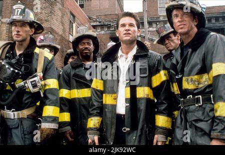 William Baldwin, Kurt Russell & Scott Glenn Film: Backdraft (1990) Charaktere: Brian McCaffrey, Stephen 'Bull' McCaffrey, John 'AX' Adcox Regie: Ron Howard 24 May 1991 **WARNUNG** Dieses Foto ist nur für redaktionelle Zwecke bestimmt und unterliegt dem Copyright von UNIVERSAL und/oder dem Fotografen, der von der Film- oder Produktionsfirma beauftragt wurde und darf nur von Publikationen im Zusammenhang mit der Bewerbung des oben genannten Films reproduziert werden. Eine obligatorische Gutschrift an UNIVERSAL ist erforderlich. Der Fotograf sollte auch bei Bekanntwerden des Fotos gutgeschrieben werden. Ohne schriftliche Genehmigung der Film Com kann keine kommerzielle Nutzung gewährt werden Stockfoto