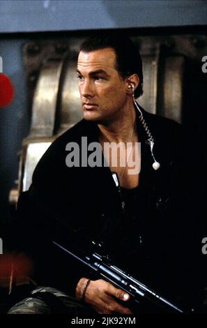 Steven Seagal Film: Under Belagerung (USA/FR 1992) Charaktere: Casey Ryback Regie: Andrew Davis 09 October 1992 **WARNUNG** Dieses Foto ist nur für redaktionelle Zwecke bestimmt und unterliegt dem Copyright von WARNER BROS. Und/oder des Fotografen, der von der Film- oder Produktionsfirma beauftragt wurde und nur durch Publikationen im Zusammenhang mit der Bewerbung des oben genannten Films reproduziert werden kann. Eine obligatorische Gutschrift an WARNER BROS. Ist erforderlich. Der Fotograf sollte auch bei Bekanntwerden des Fotos gutgeschrieben werden. Ohne schriftliche Genehmigung der Film Company kann keine kommerzielle Nutzung gewährt werden. Stockfoto