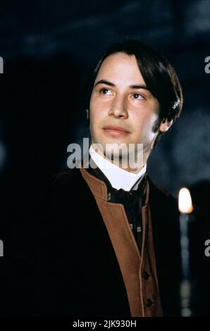 Keanu Reeves Film: Dracula; Bram Stoker'S Dracula (USA 1992) Charaktere: Jonathan Harker / Literaturverfilmung (nach dem Buch von Bram Stoker) Regie: Francis Ford Coppola 13 November 1992 **WARNUNG** Dieses Foto ist nur für redaktionelle Verwendung bestimmt und unterliegt dem Copyright von COLUMBIA und/oder dem von der Film- oder Produktionsfirma beauftragten Fotografen.Es kann nur von Publikationen im Zusammenhang mit der Bewerbung des oben genannten Films reproduziert werden. Eine obligatorische Gutschrift an COLUMBIA ist erforderlich. Der Fotograf sollte auch bei Bekanntwerden des Fotos gutgeschrieben werden. Ohne schriftliche Genehmigung kann keine kommerzielle Nutzung gewährt werden Stockfoto